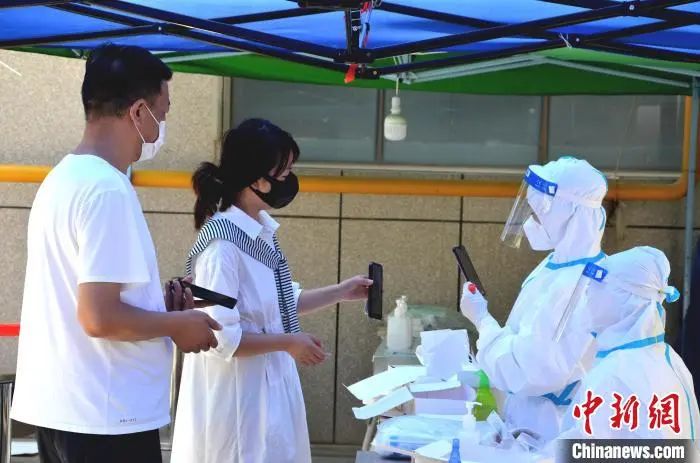 兰州高新区某核酸检测点居民正在进行核酸检测。李亚龙 摄