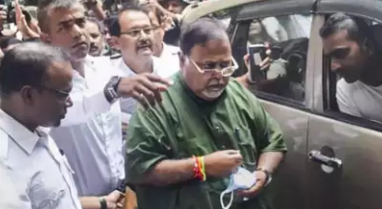 印地方官员被捕！官员“亲密伙伴”家中搜出两亿财物