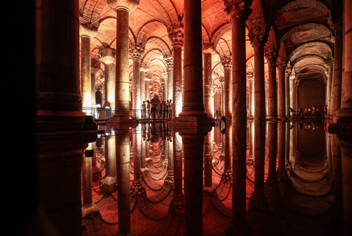 土耳其伊斯坦布尔地下水宫重新开放光影交错充满神秘气息