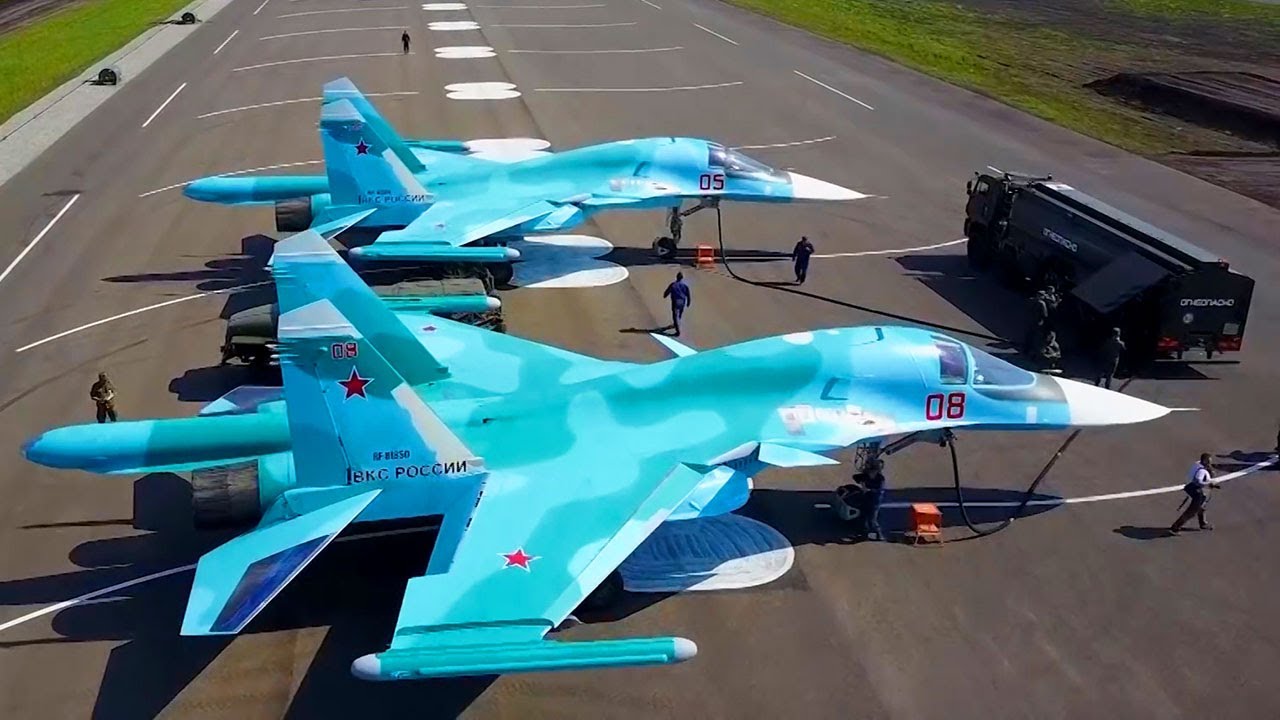 俄军图-22M3轰炸机（上）及苏-34战斗轰炸机（下）（资料图）