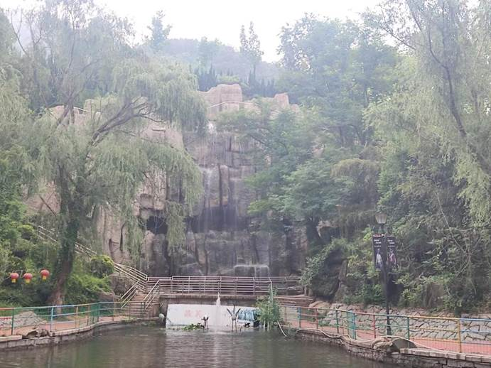 　　图为山东省烟台市塔山景区内的奇观瀑布