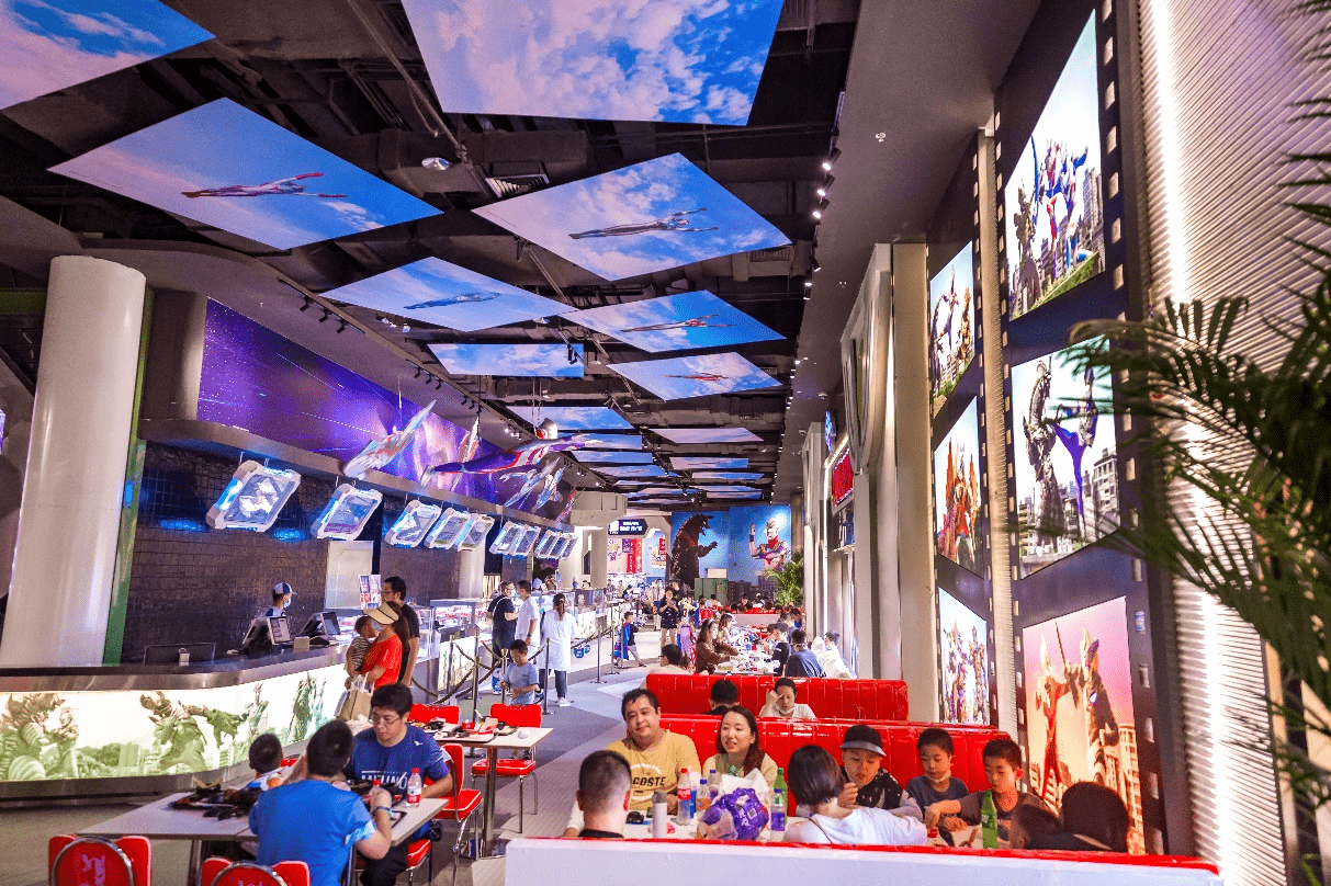 奥特曼主题餐厅内奥特英雄在上空错落飞行