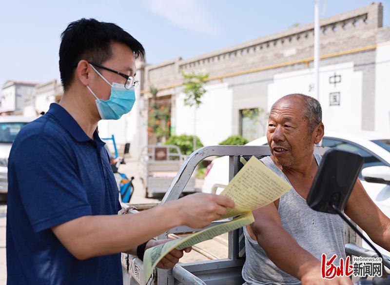 7月25日,河北省邢台市大平台乡党员干部在前清村宣传反诈知识.