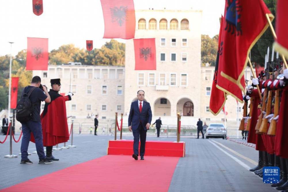 7月24日，在阿尔巴尼亚地拉那，阿尔巴尼亚总统贝加伊在总统府的就职仪式上检阅仪仗队。新华社发（根特·奥努齐摄）