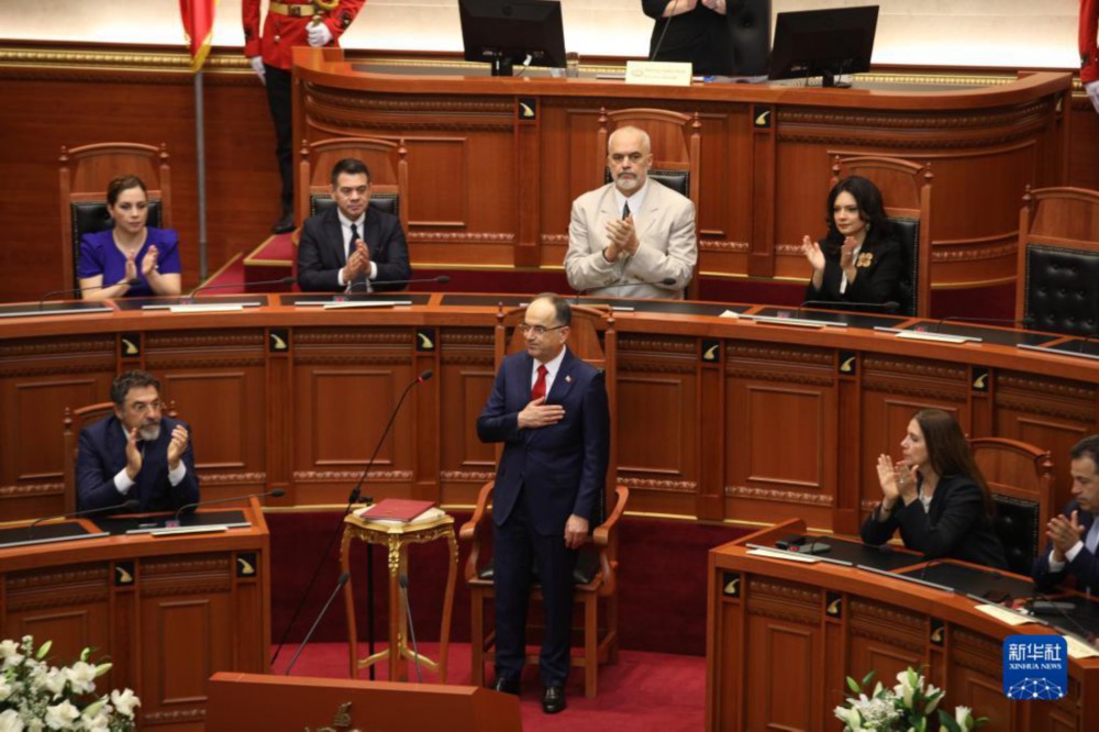 7月24日，在阿尔巴尼亚地拉那，阿尔巴尼亚总统贝加伊在议会宣誓就职仪式上宣誓。新华社发（根特·奥努齐摄）