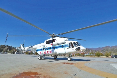 一架噴塗有「河南應急」的白色中型直升機整裝待發。資料圖