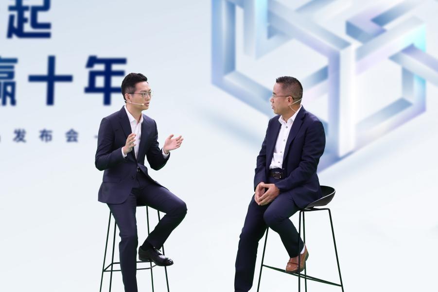 　　竹芒科技CEO梁凯(左)与著名经济学家马光远博士(右)现场对谈