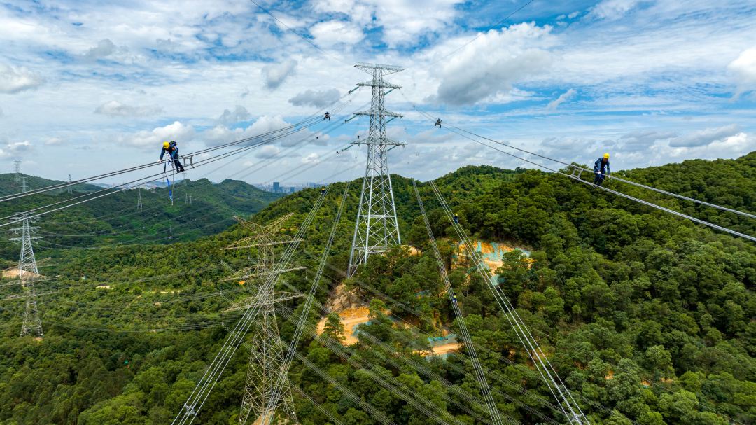 圖為南方電網深圳供電局技術人員加快推進電網建設,保障深圳產業集群