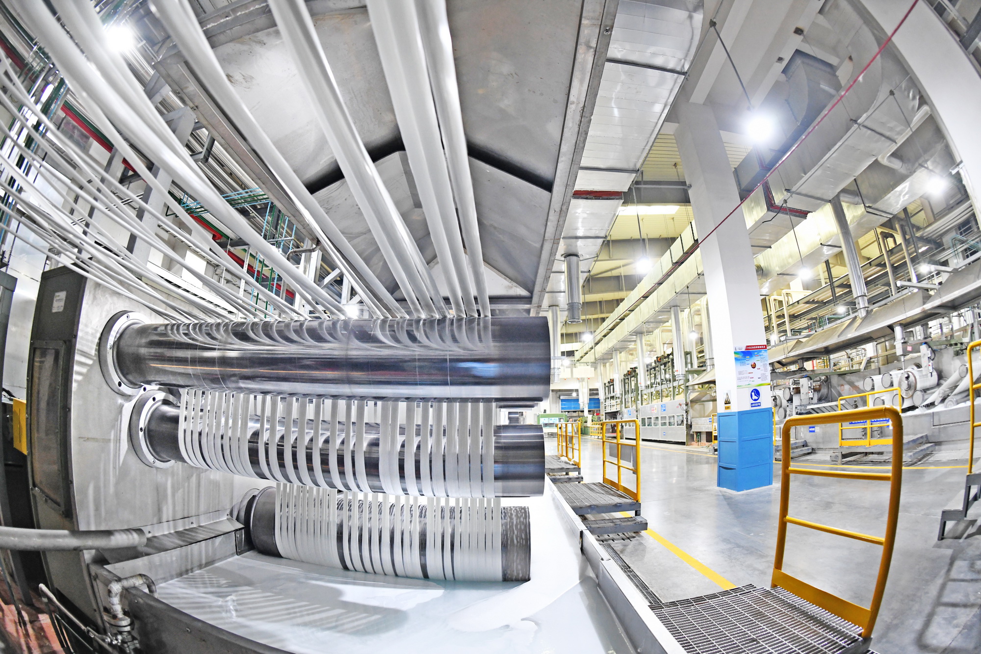 据了解,盛丝桶自动搬运系统是涤纶短纤维生产线中联系前后纺的关键