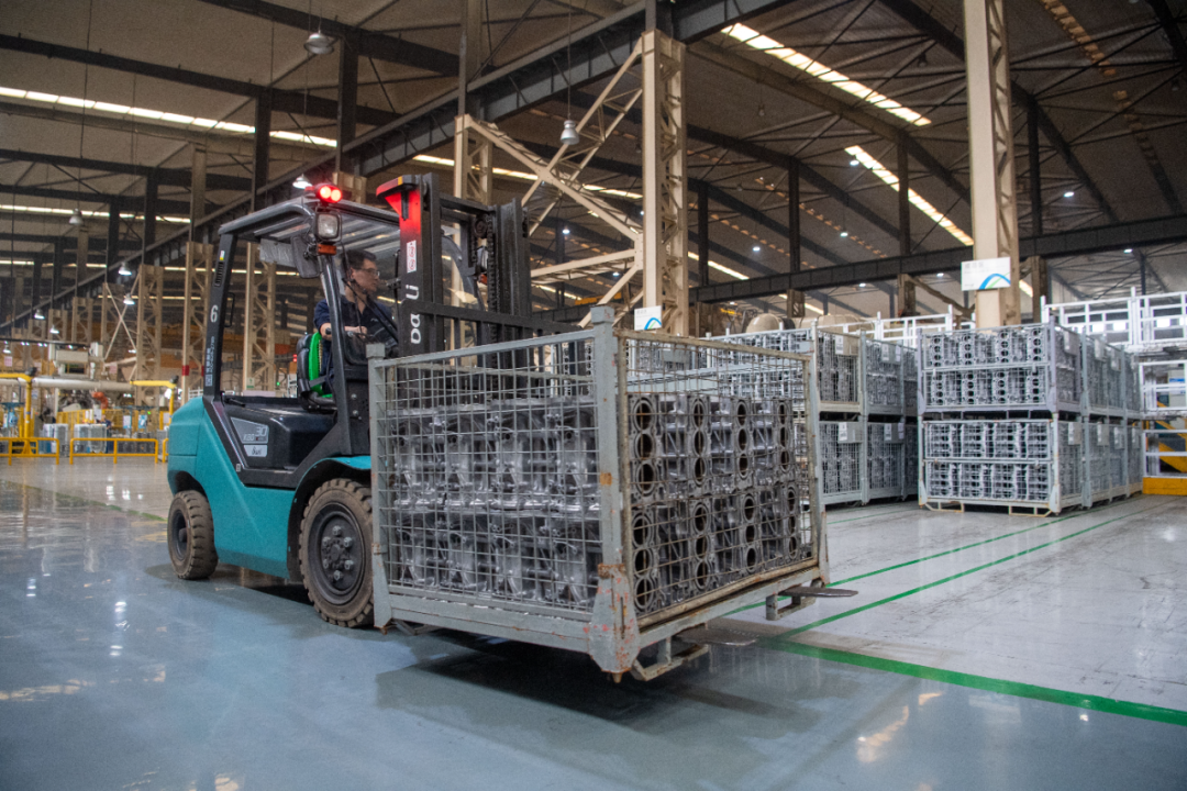 7月20日,在nemak(诺玛科)重庆汽车零部件有限公司,工作人员在生产车间