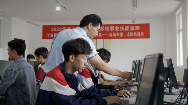 图为正在给学生上课中的何成文.