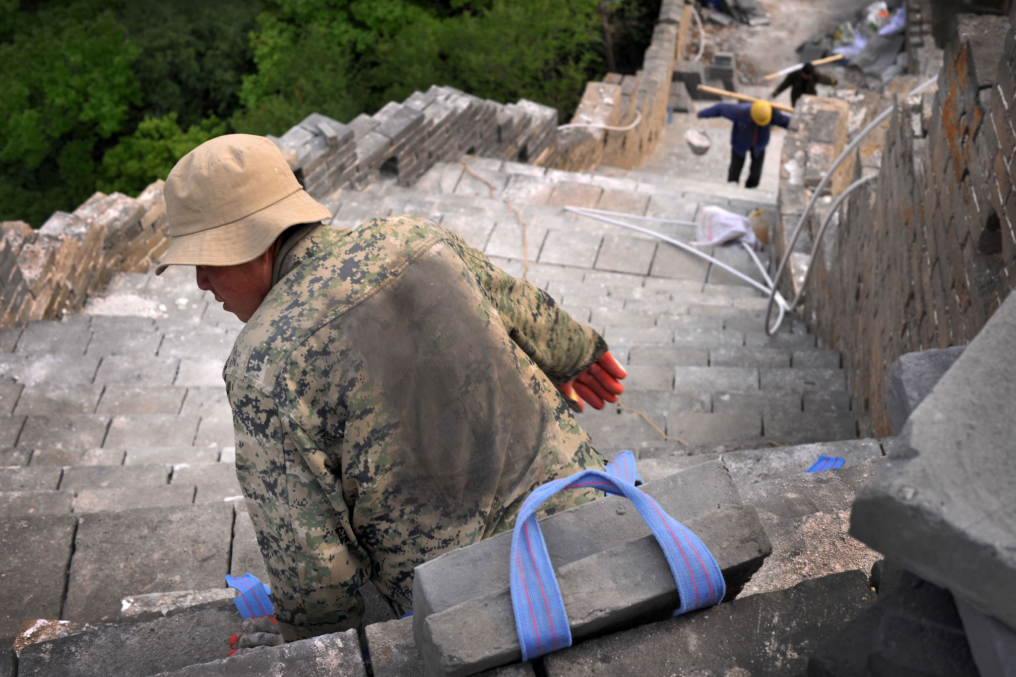 2017年5月3日,箭扣长城修缮工地,一名工人刚刚完成一次搬运,其衣服上