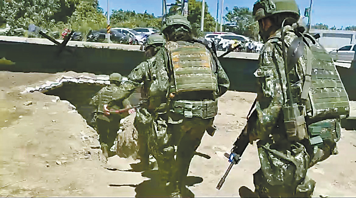 模拟俄乌军事冲突场景，台军在淡江大桥八里端演练进入“战壕系统”。 （7月25日台湾联合新闻网）