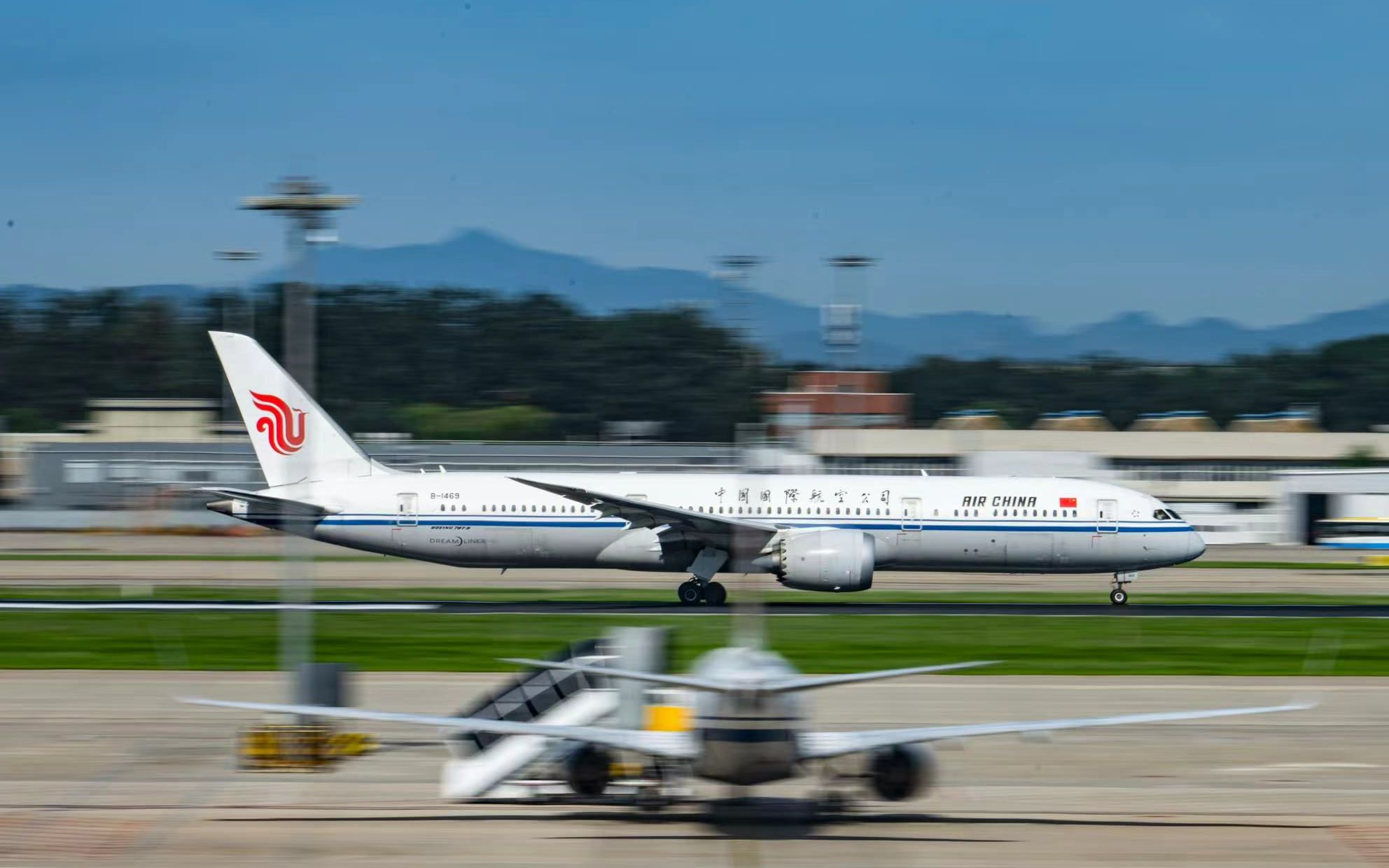 一架国航飞机从首都机场起飞.&nbsp; 新京报记者 陶冉 摄