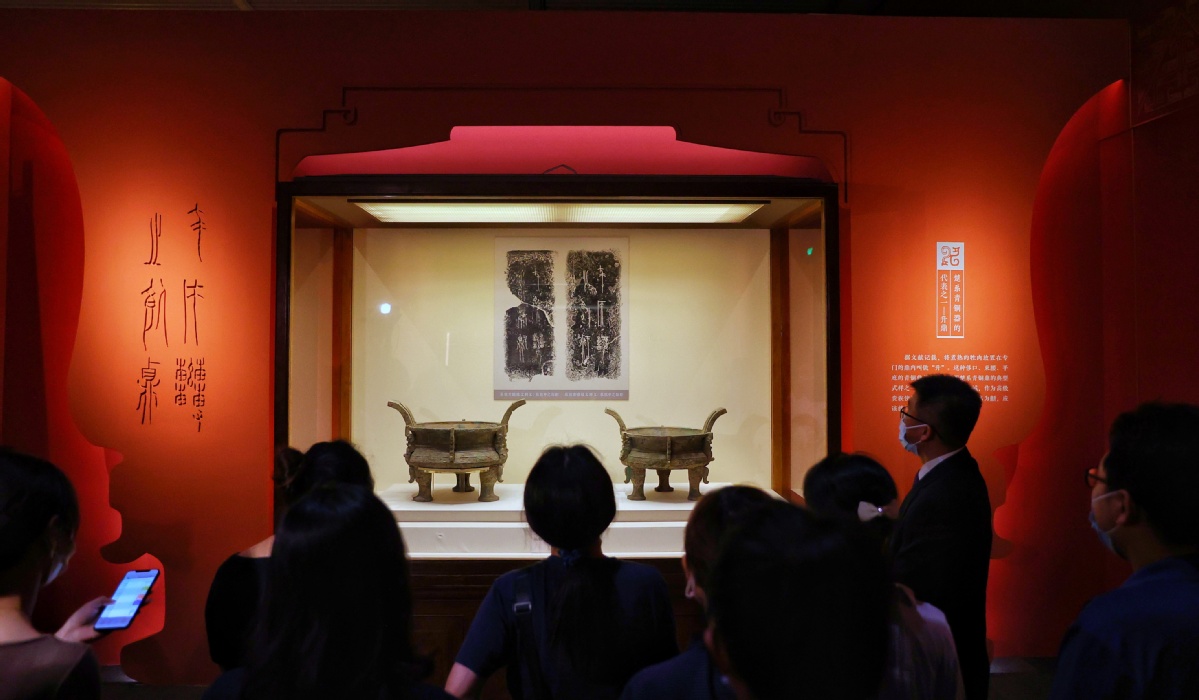7月26日，观众欣赏安徽省寿县蔡侯墓出土的蔡侯青铜升鼎（两件）。中国日报记者 姜东 摄