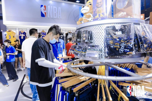 　　(参观者在消费品区选购商品)