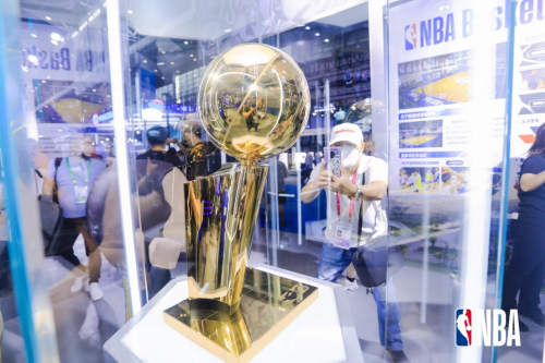 　　(NBA总冠军奖杯)