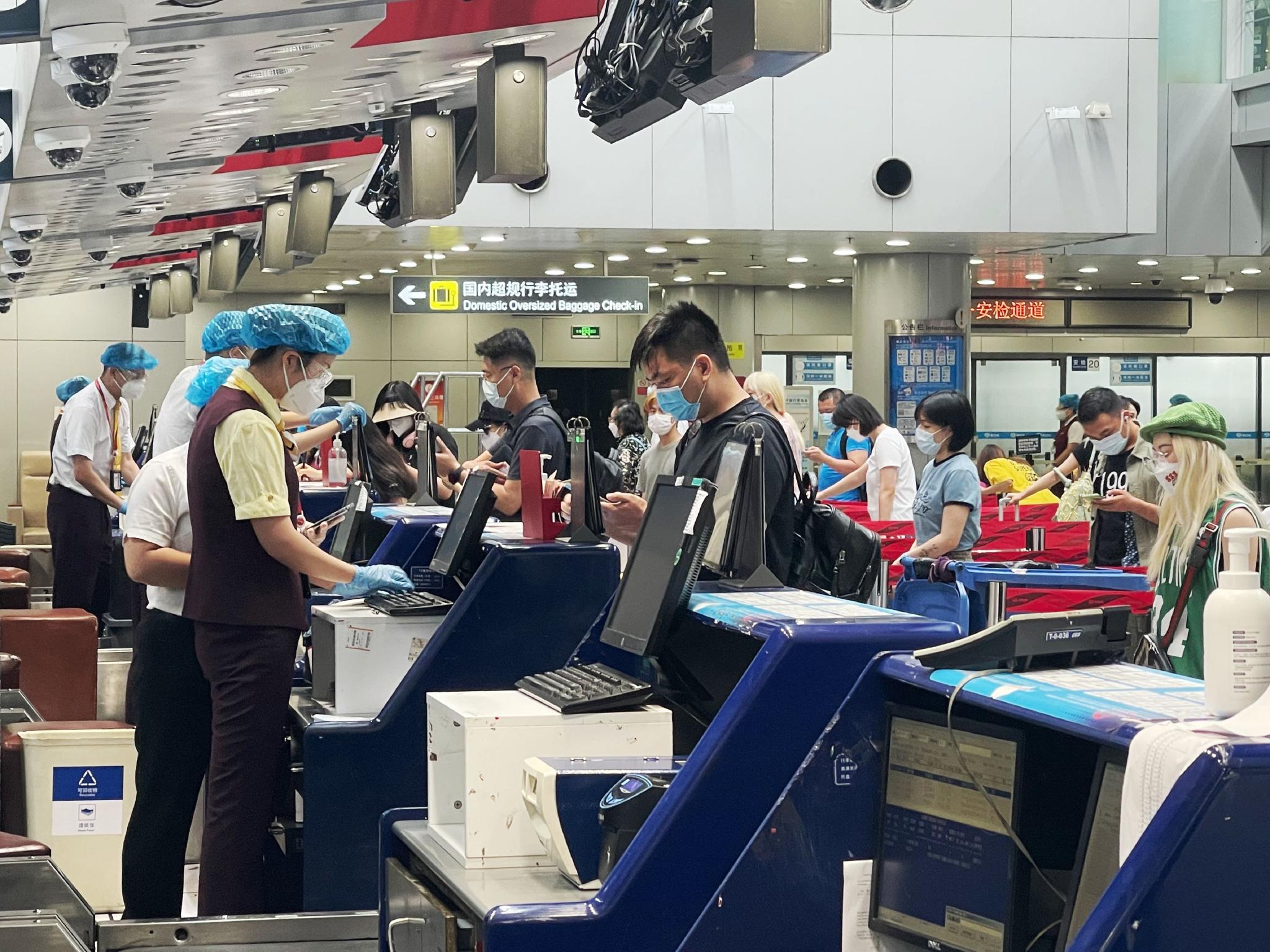 7月26日,旅客在首都机场值机柜台办理值机手续.