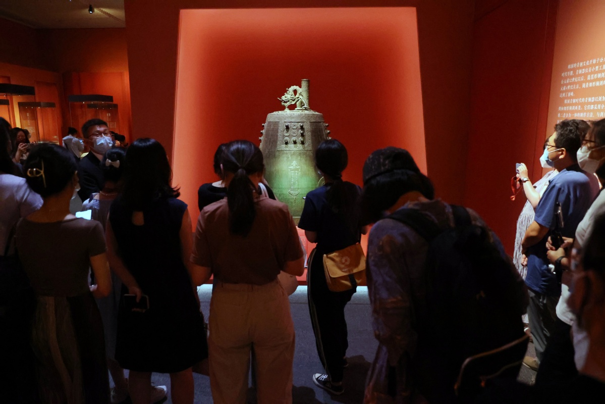 7月26日，观众欣赏韩国国立中央博物馆藏韩国高丽时代（公元918年—1392年）的青铜钟。中国日报记者 姜东 摄