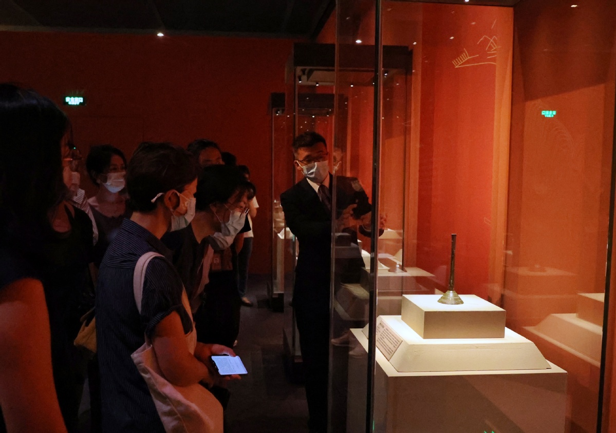 7月26日，观众欣赏韩国国立扶余博物馆藏韩国青铜时代（公元前15世纪—公元前3世纪）的喇叭形青铜器。中国日报记者 姜东 摄