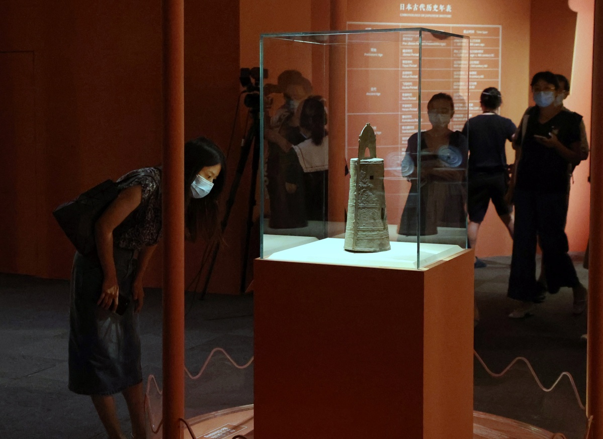 7月26日，观众欣赏日本东京国立博物馆藏日本弥生时代中期（公元前2世纪—公元前1世纪）的青铜铎。中国日报记者 姜东 摄