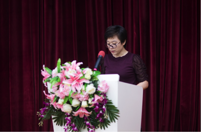 　　图说：朝阳区政法委副书记闫丽娟致辞