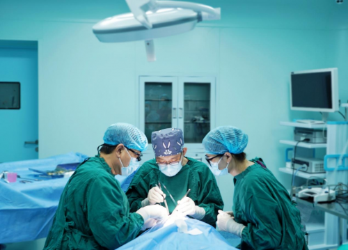 　　孙丰源院长(左)、吴桐副院长(中)、海玥医生(右)联合为患者实施手术