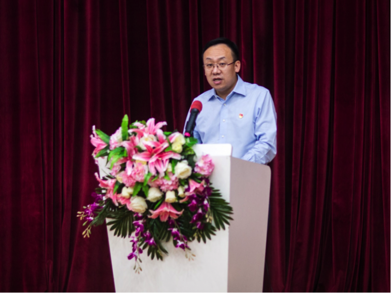 　　图说：北京链家党委书记尹晓珺致辞