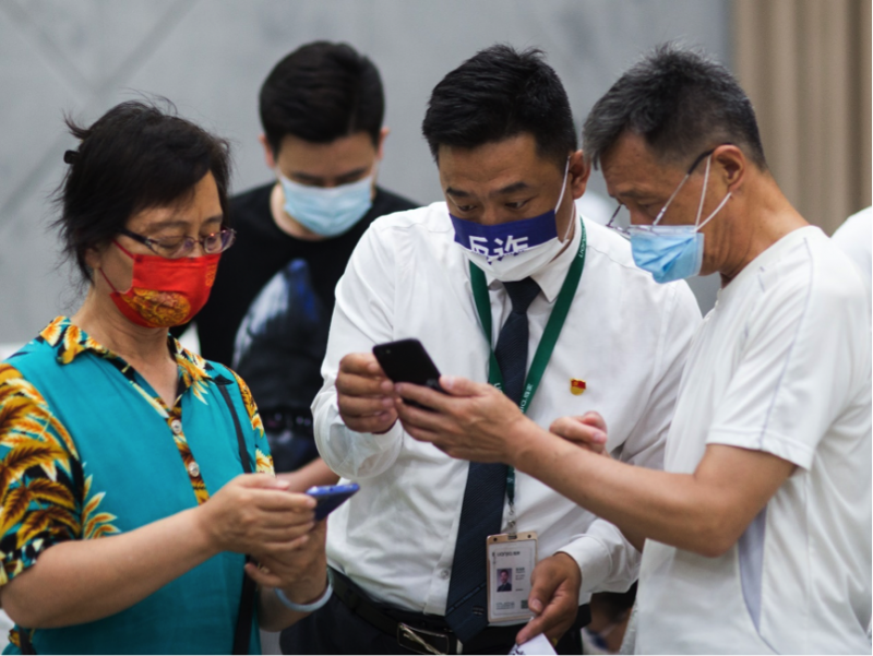 　　图说：北京链家志愿者手把手帮助老年朋友安装全民反诈APP