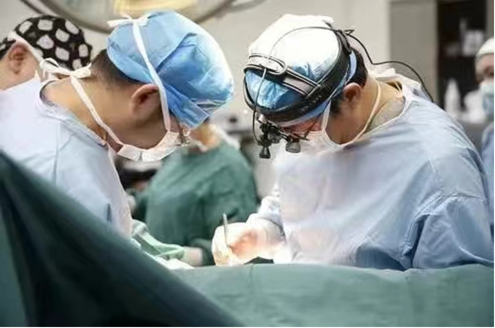 25岁小伙儿命悬一线 吉大二院柳克祥教授为其进行10小时抢救挽回生命