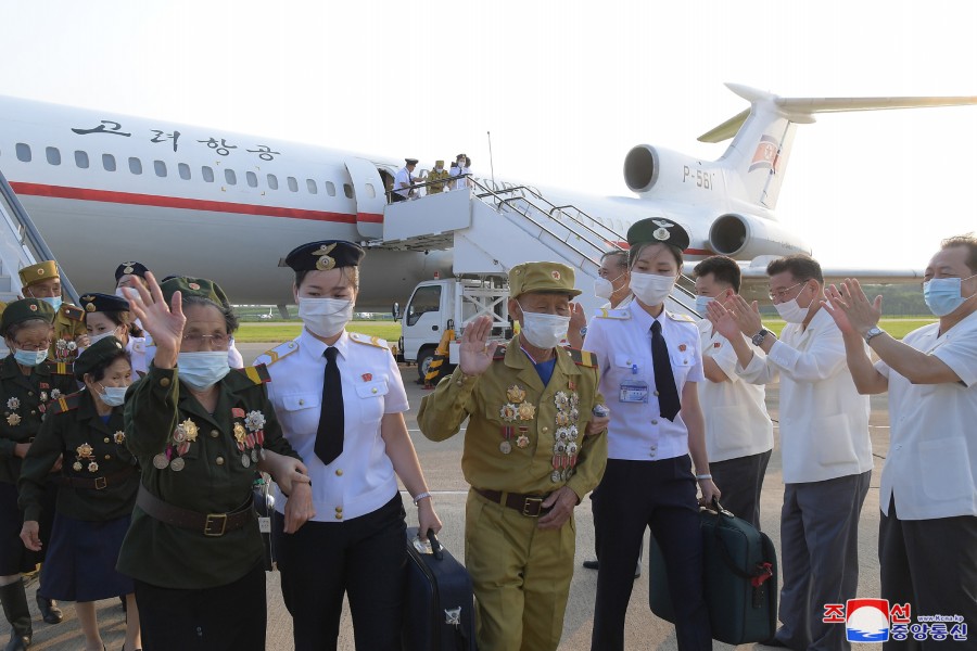 朝鲜老兵满身勋章赴平壤参会 民众挥舞国旗鲜花欢迎