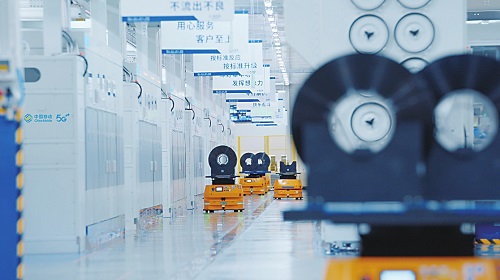 在智慧工厂里，5G已经充分融入生产，有效提升了工厂效率。