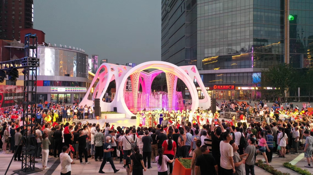 湾里庙步行街现场各类活动精彩纷呈,音乐,舞蹈,戏曲等表演形式融为