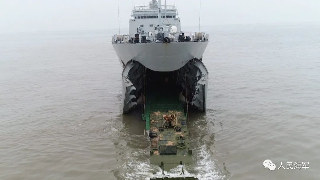 大场面海军武夷山舰与陆军某旅海上联合训练