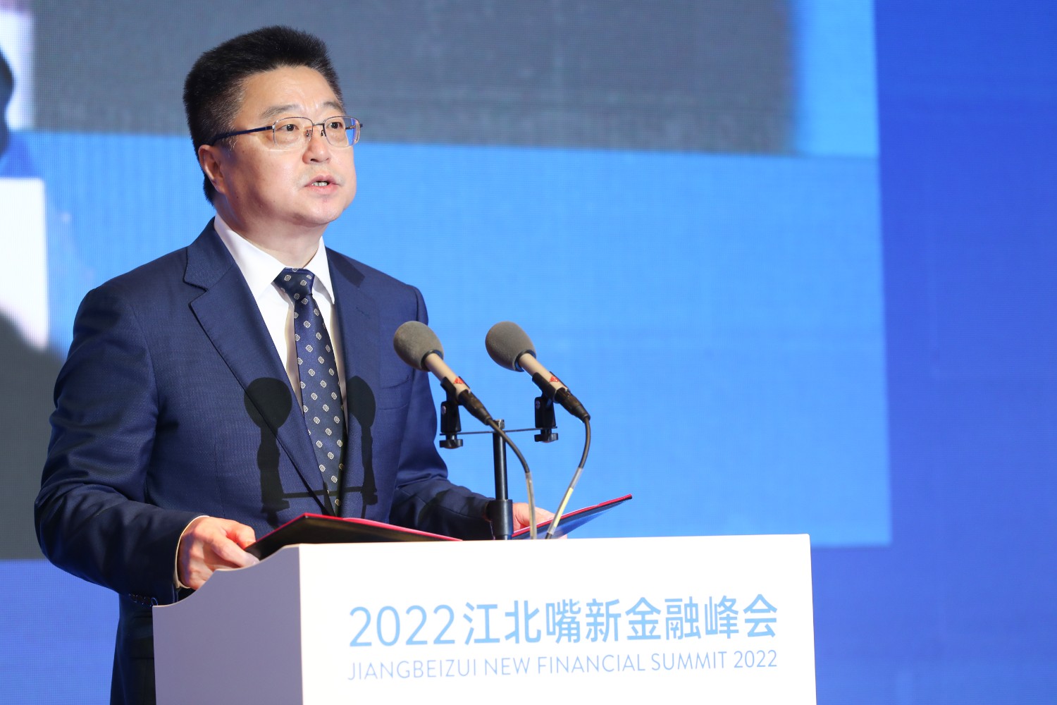 图为重庆市江北区委书记滕宏伟