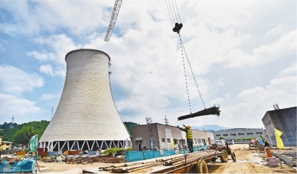 鑫暾生物质热电联产项目抓紧建设中。本版照片由本报特约记者林林摄
