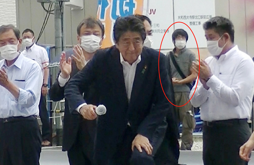 安倍晋三遇袭前,日媒枪手就在其后方