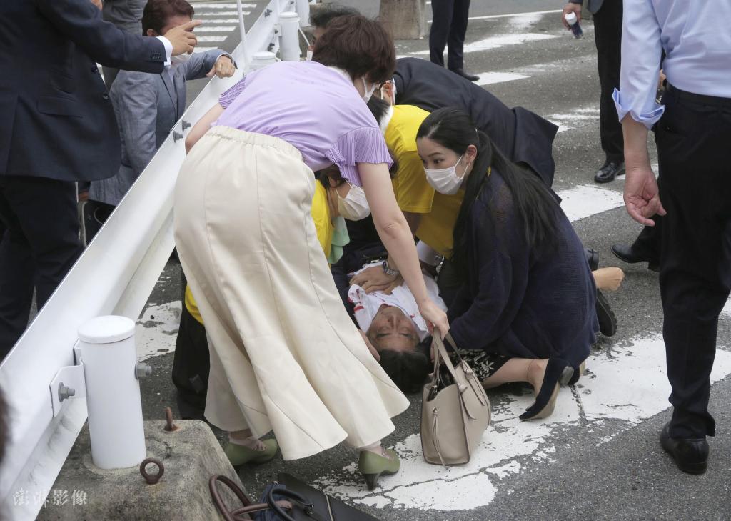 安倍中枪倒地,朴槿瓶安众人上前实施救护