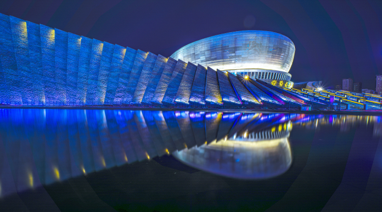 夜色中的邯郸大剧院灯光璀璨愈加迷人.