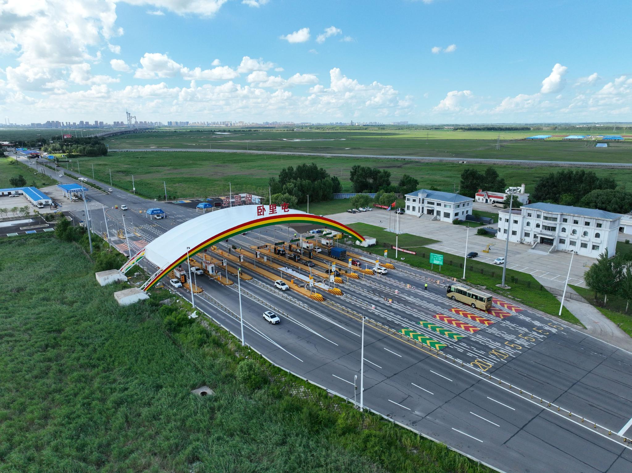 哈大高速全线5个收费站实现了少人值守收费站的智慧云收费模式