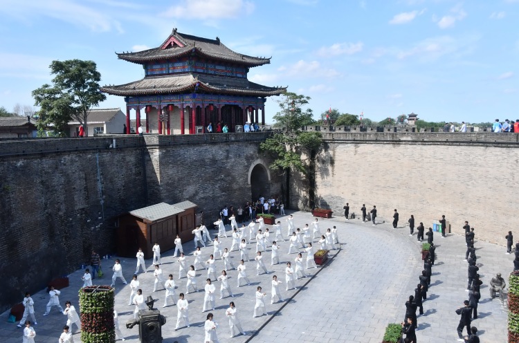 在邯郸市永年区广府古城,太极拳爱好者们在一起进行太极拳展演.