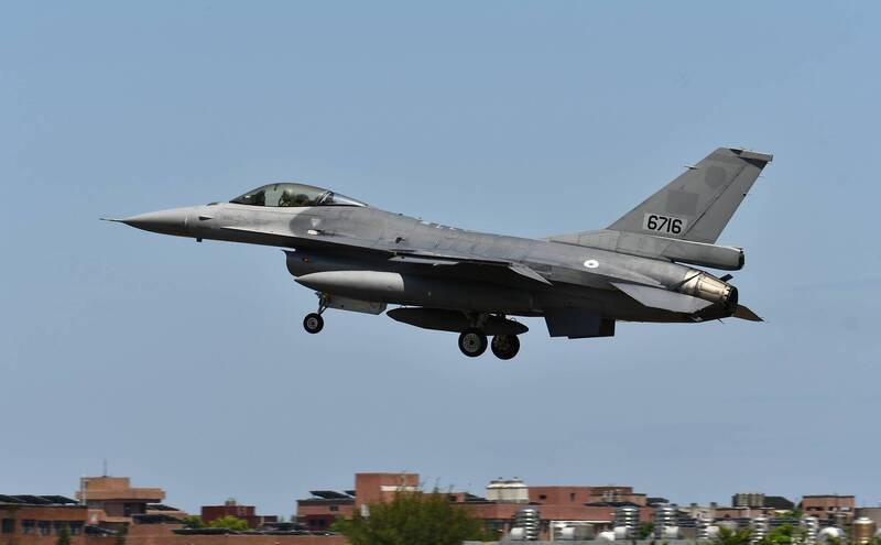 编号为6716的台空军F-16A今天下午飞抵花莲佳山基地 图片来源：社交媒体