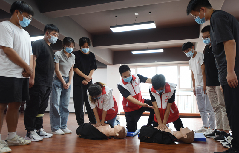 7月26日,襄都区红十字会应急救护培训师在顺德北社区为大学生讲解应急