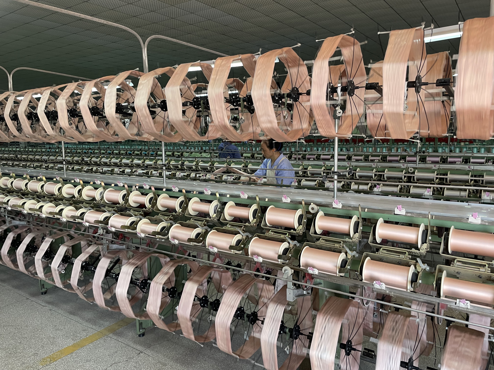 安泰茧丝绸集团有限公司车间生产图.邓林灵 摄