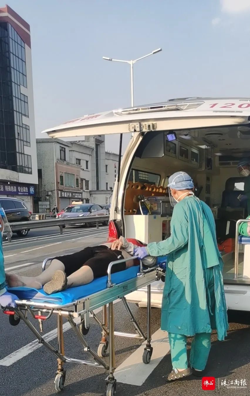 伤者被救护车送往医院救治./鸿运公交供图