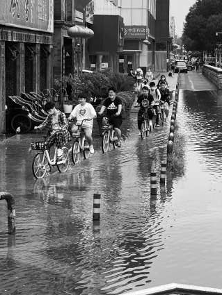 今早雨后方庄环岛路难行 积水 新浪财经 新浪网