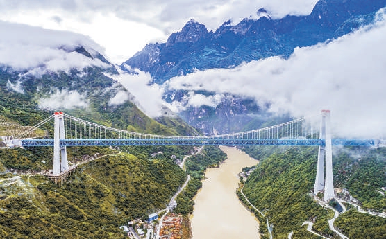 哈巴雪山隧道正洞中导洞贯通