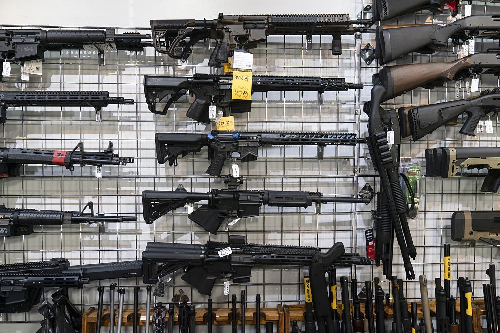 美国加利福尼亚州，AR-15型步枪在伯班克弹药和枪支公司展出。（资料图）