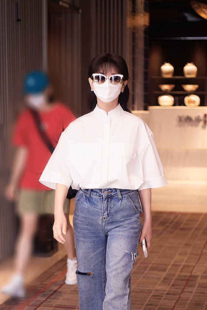 赵雅芝发布一组机场随拍白衣牛仔裤干净纯粹走极简风