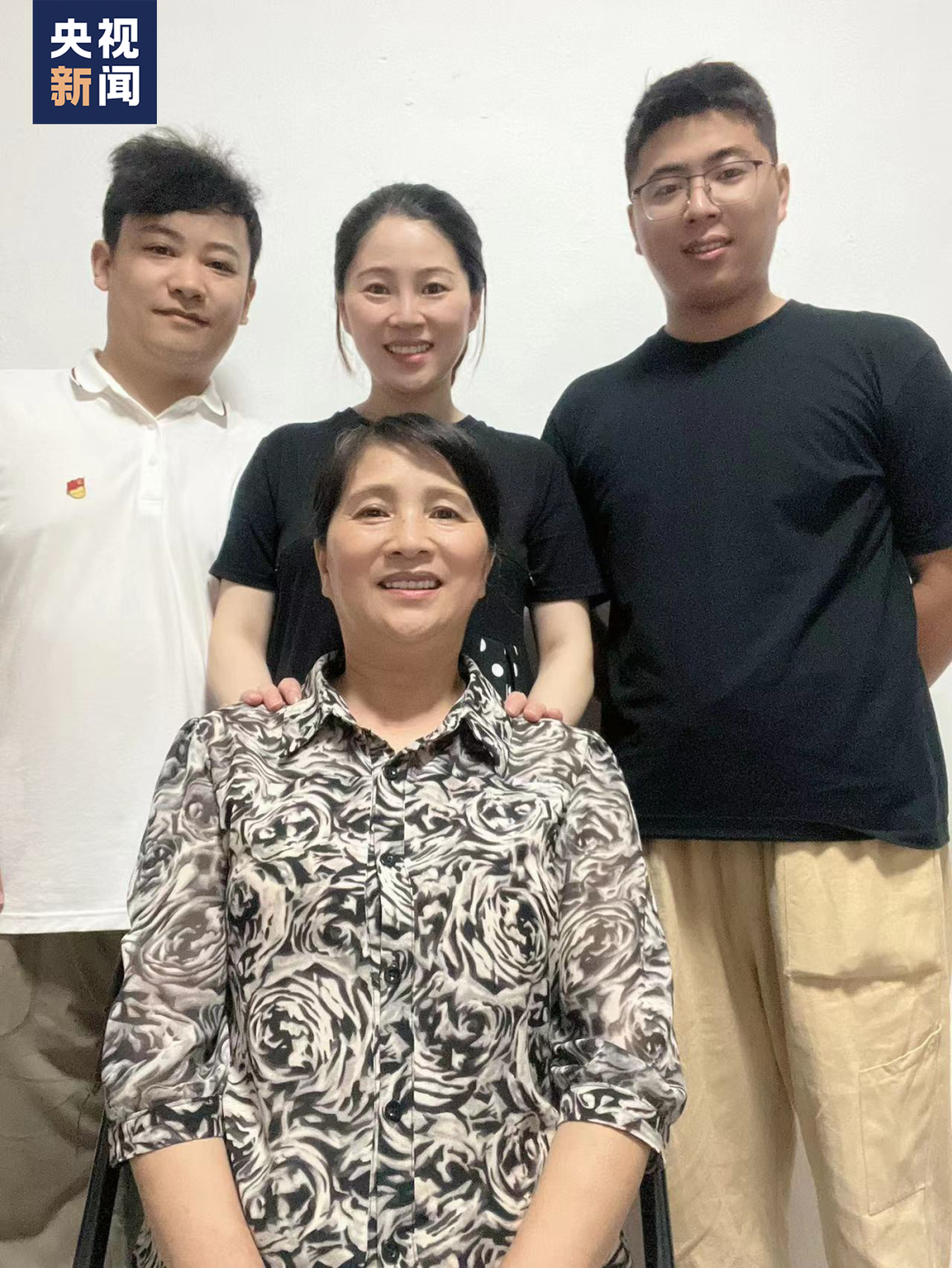 △救下男童的一家人：徐刘勋（左一）、赵林卉（后排中）、赵林东（右一）、林丽红（前排中）。